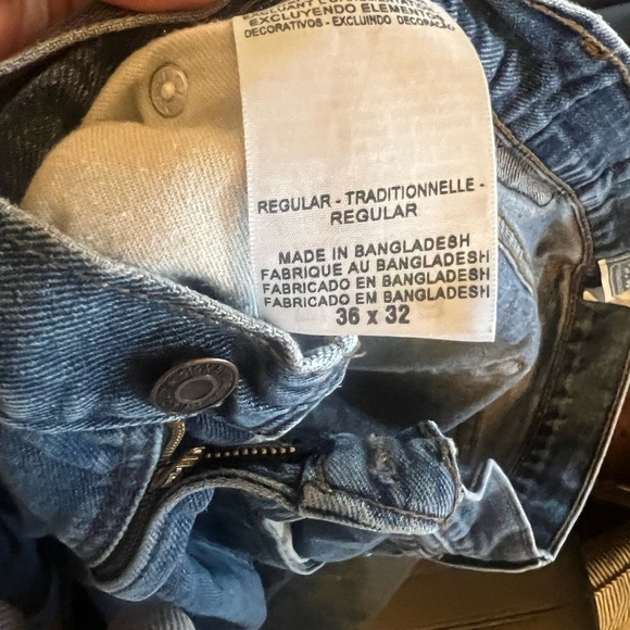 Classic Blue Levi’s Denim Jeans - Picture 4 of 4